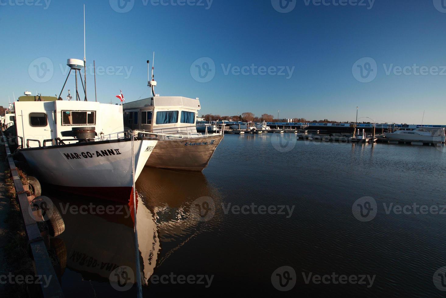 barcos de pesca comercial en gimli marina en el lago winnipeg foto