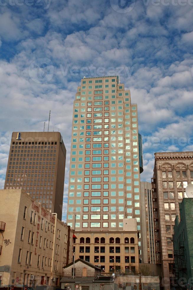 edificios nuevos entre viejos en el centro de winnipeg foto