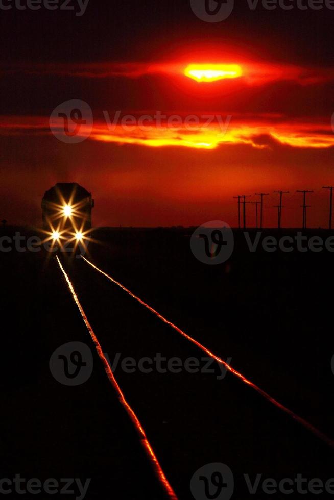 vista panorámica de un tren que se acerca cerca del atardecer foto