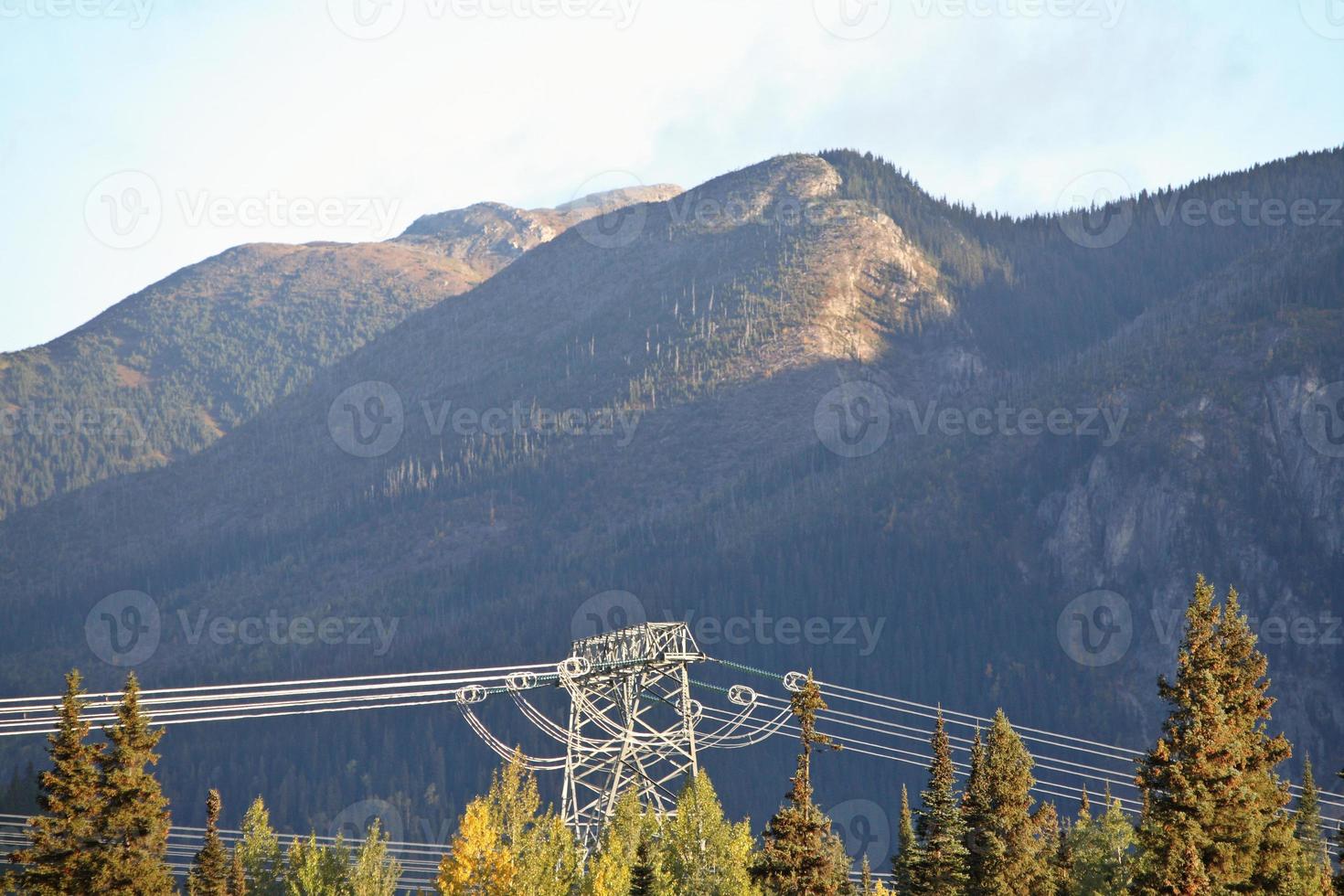 torre hidroeléctrica y líneas eléctricas en pine pass de columbia británica foto