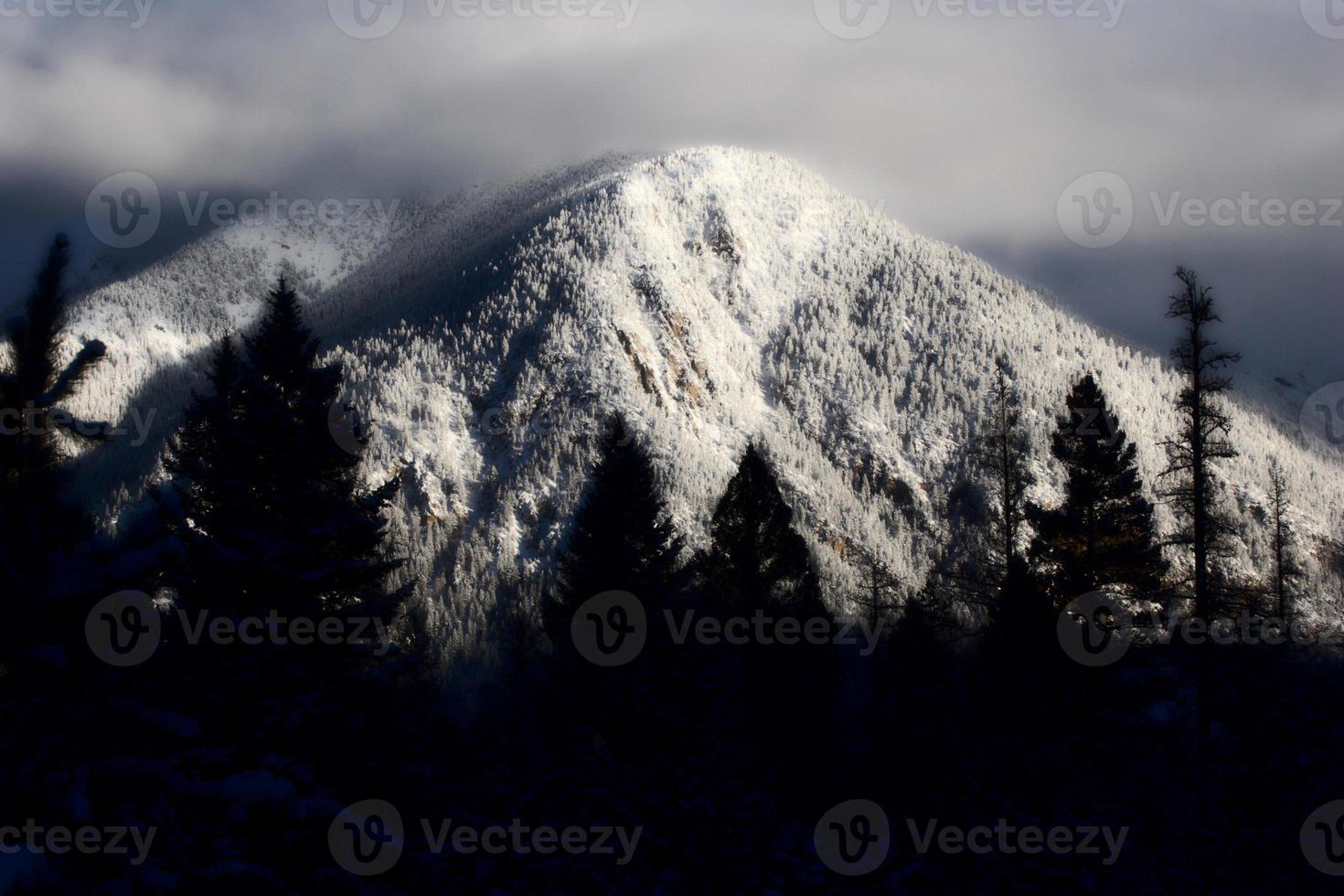 montañas rocosas en invierno foto