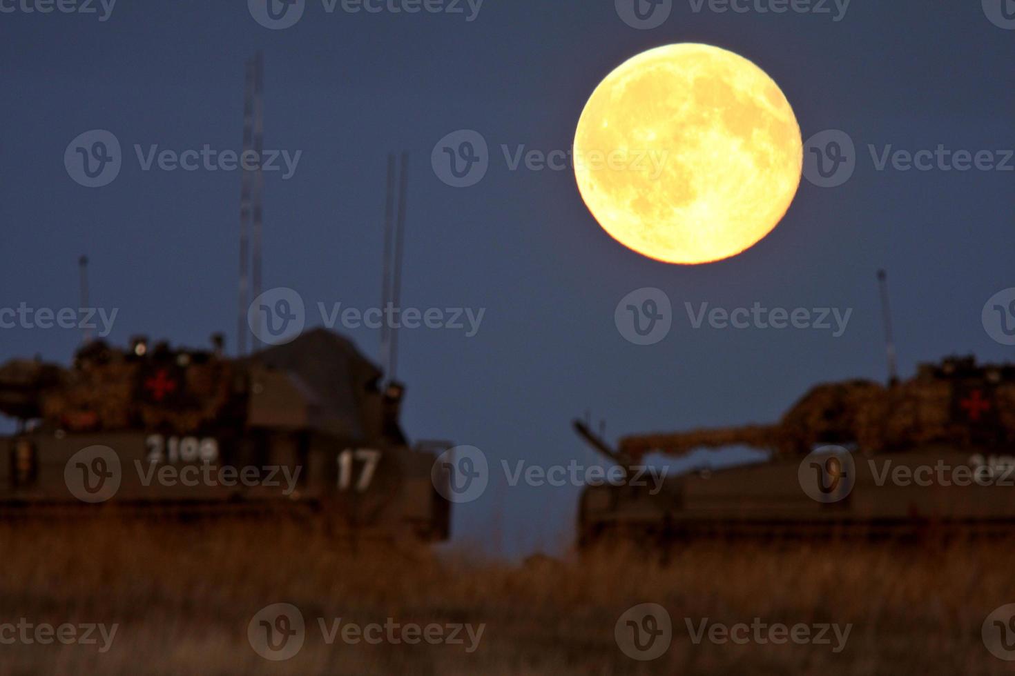 vehículos blindados bajo la luna llena foto