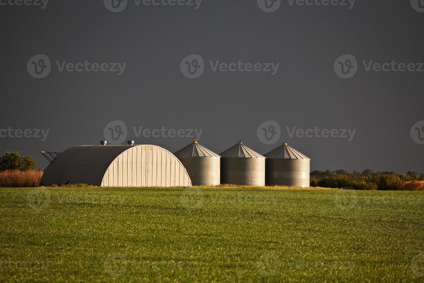 nubes de tormenta sobre algunos edificios agrícolas de saskatchewan foto