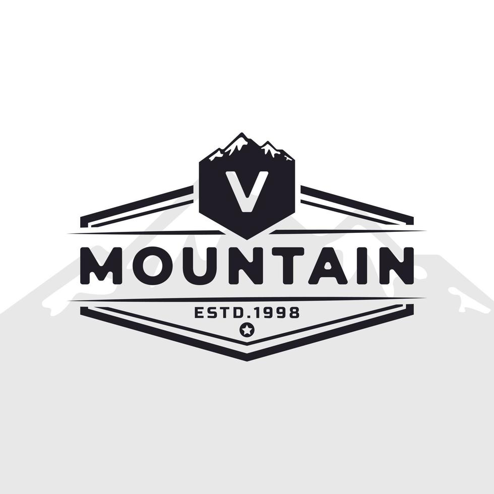 emblema vintage insignia letra v logotipo de tipografía de montaña para expedición de aventura al aire libre, camisa de silueta de montaña, elemento de plantilla de diseño de sello de impresión vector