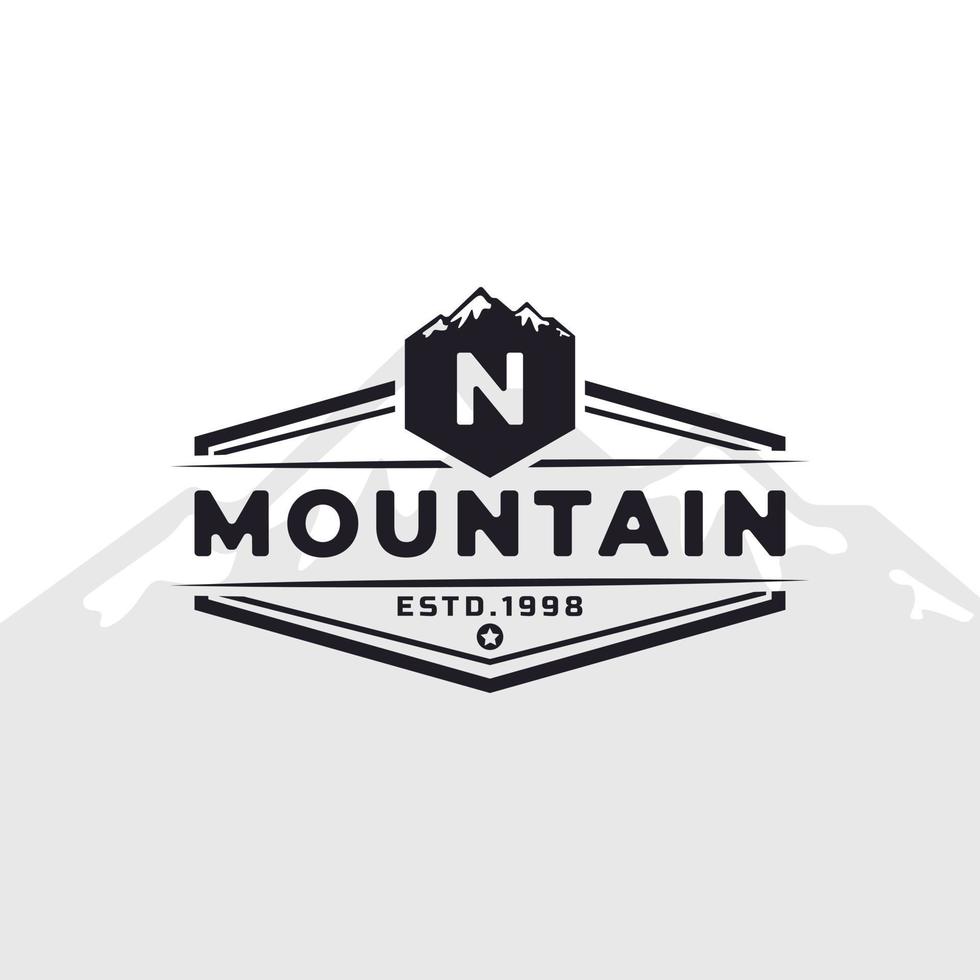 emblema vintage insignia letra n logotipo de tipografía de montaña para expedición de aventura al aire libre, camisa de silueta de montañas, elemento de plantilla de diseño de sello de impresión vector