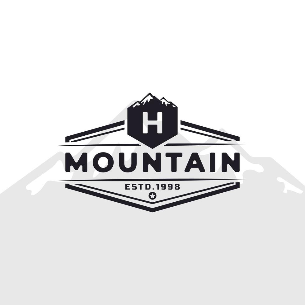 emblema vintage insignia letra h logotipo de tipografía de montaña para expedición de aventura al aire libre, camisa de silueta de montañas, elemento de plantilla de diseño de sello de impresión vector