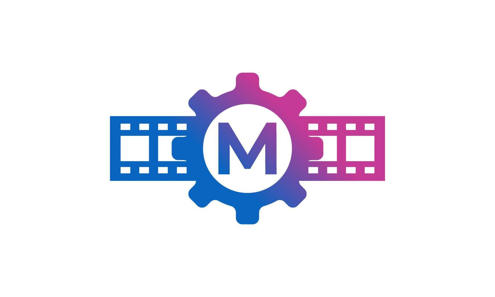 letra inicial m engranaje rueda dentada con rayas de carrete tira de película para película cine producción estudio logotipo inspiración vector