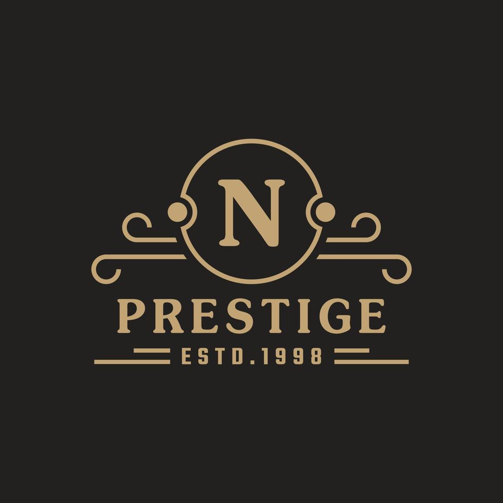 El logotipo de lujo de la letra n florece con elegantes líneas caligráficas de adorno. rótulo comercial, identidad para restaurante, realeza, boutique, café, hotel, heráldica, joyería y plantilla de diseño de logotipo de moda vector