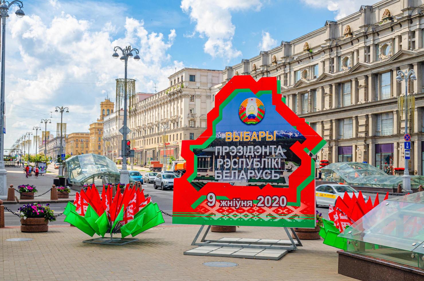 minsk, bielorrusia, 26 de julio de 2020 elecciones presidenciales enorme cartel publicitario en minsk foto