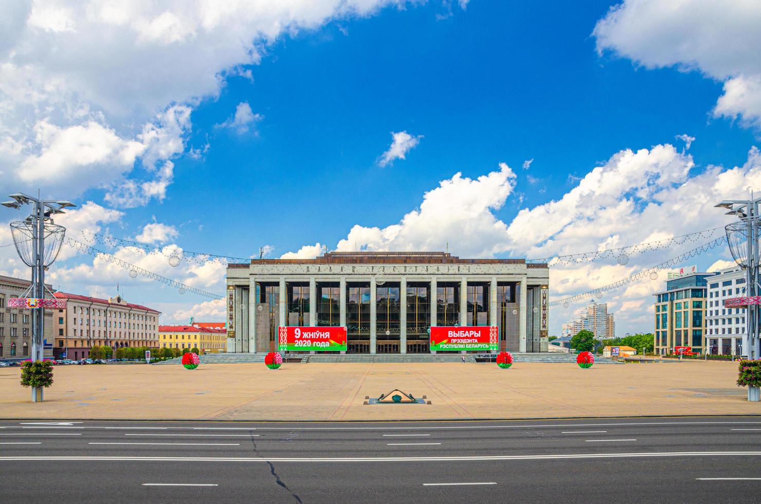 minsk, bielorrusia, 26 de julio de 2020 palacio de la república edificio del gobierno palaciego en minsk foto