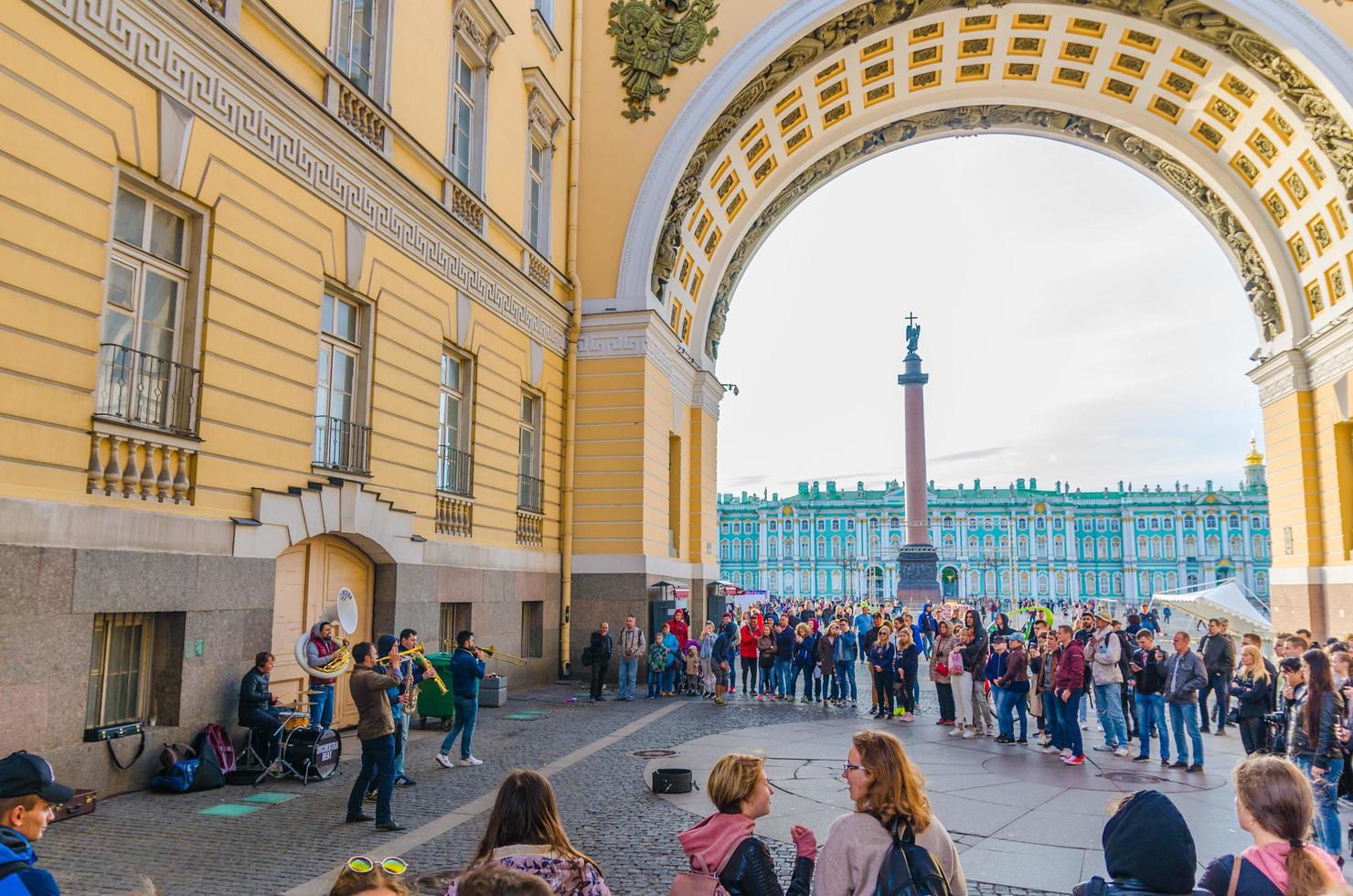 músicos callejeros tocan sus instrumentos en san petersburgo foto