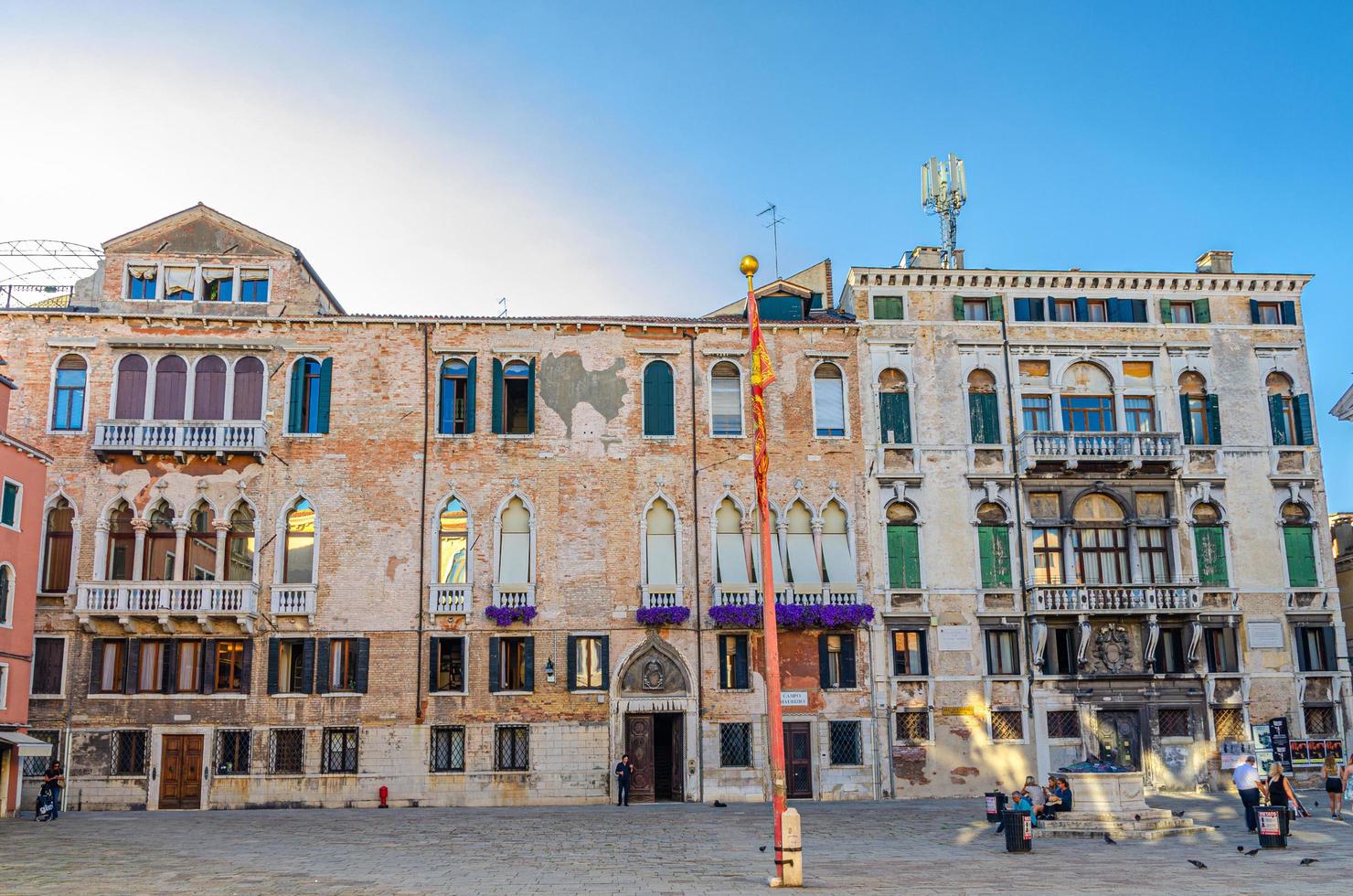 plaza de la ciudad de venecia con arquitectura típica foto