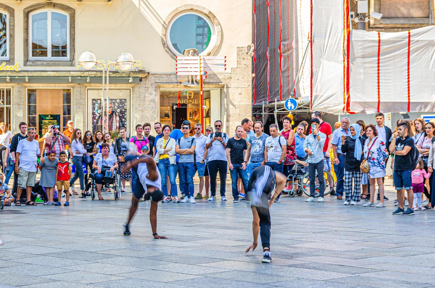 dos hombres bailando breakdance y realizando movimientos acrobáticos acrobacias sobre asfalto foto