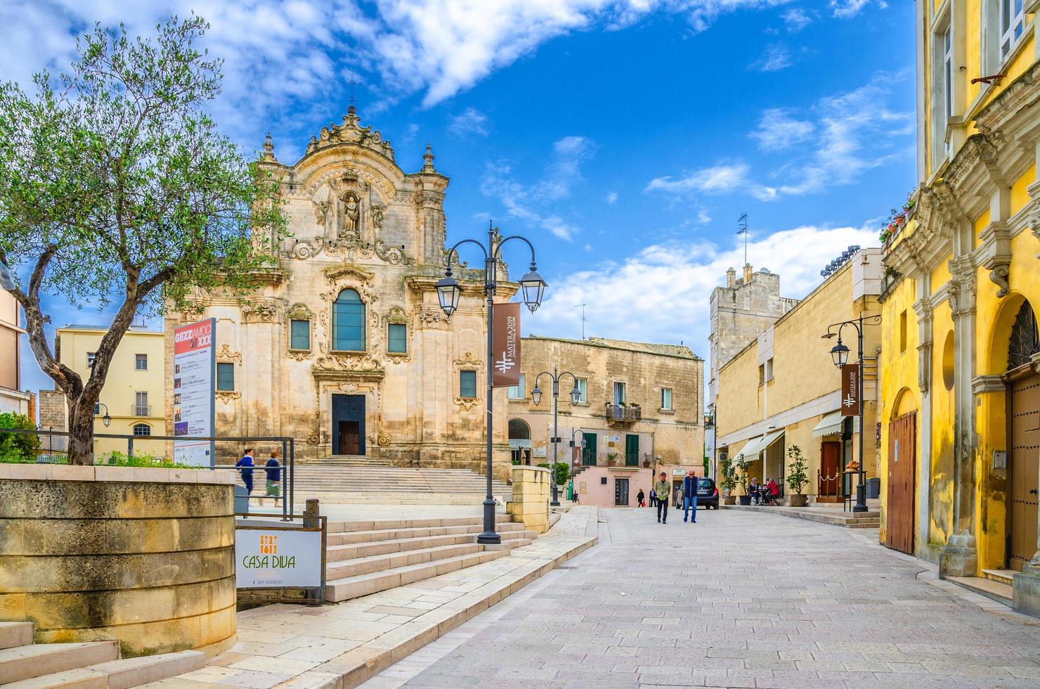 iglesia católica de san francisco de asís en piazza san francesco en el centro histórico del casco antiguo de matera foto