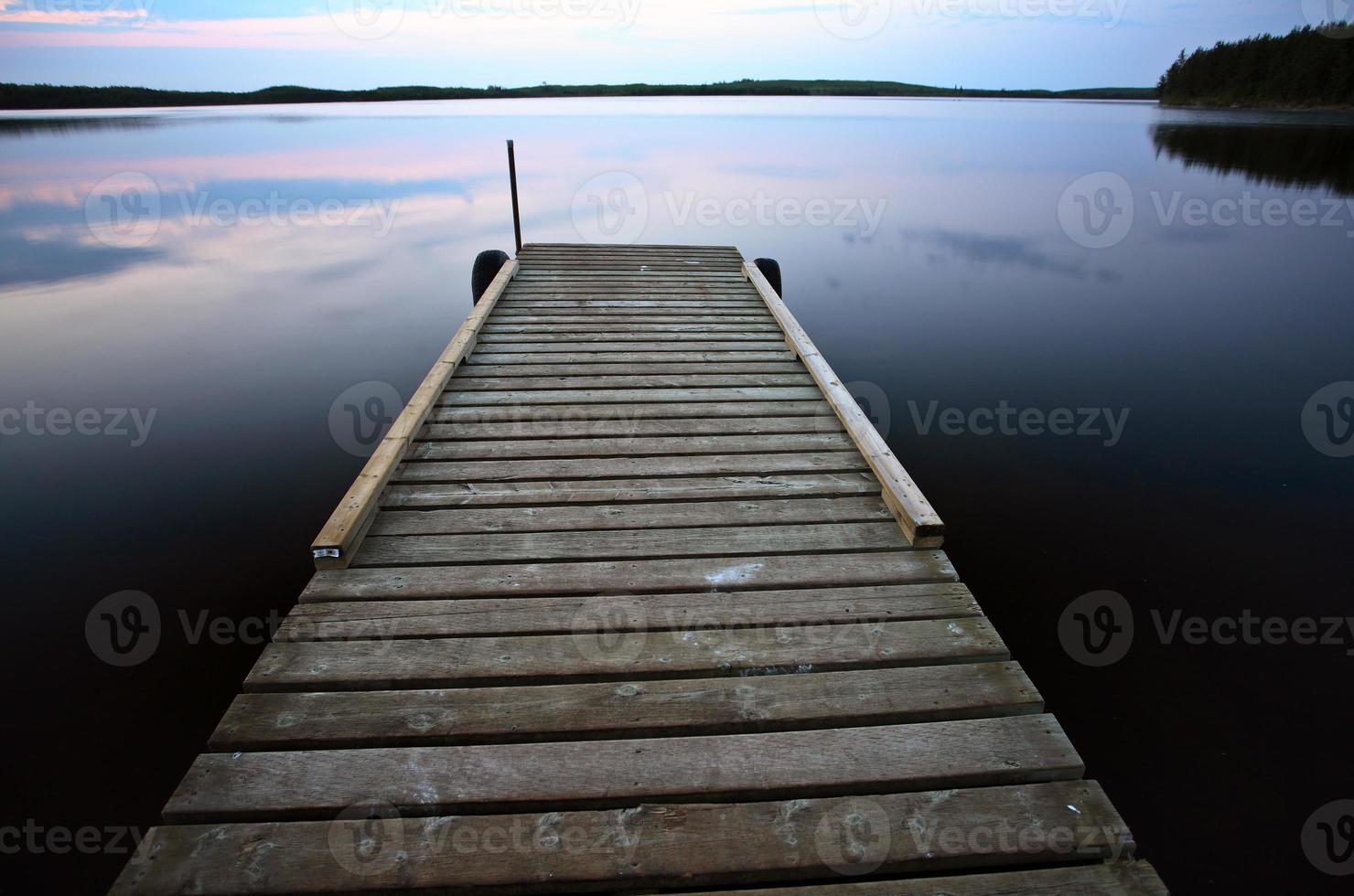 embarcadero en el lago smallfish en el pintoresco saskatchewan foto