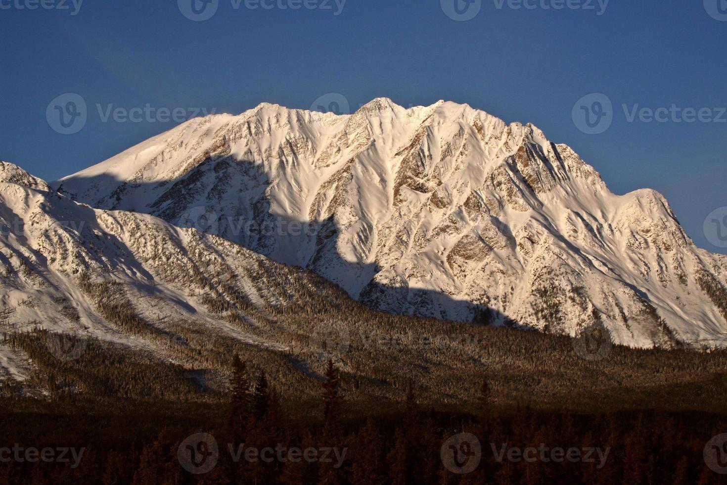 montañas rocosas en invierno foto