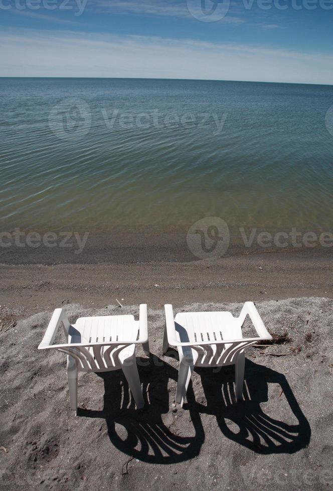 sillas de jardín en la playa del lago winnipeg foto
