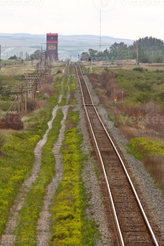 vías férreas que conducen a mortlach en saskatchewan foto