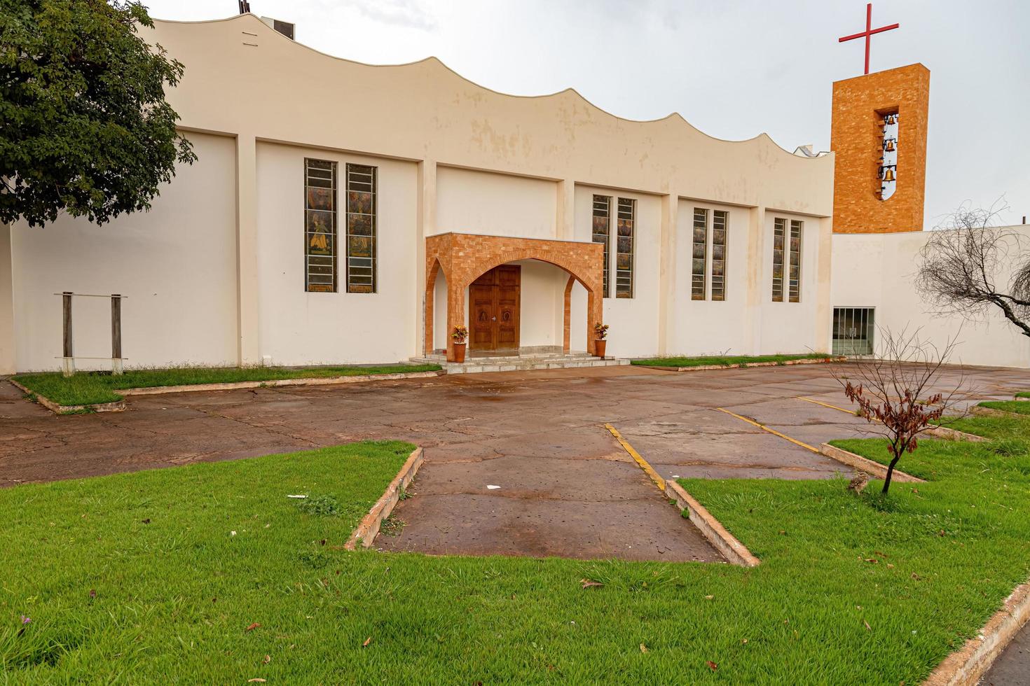 puerta de madera de la iglesia foto