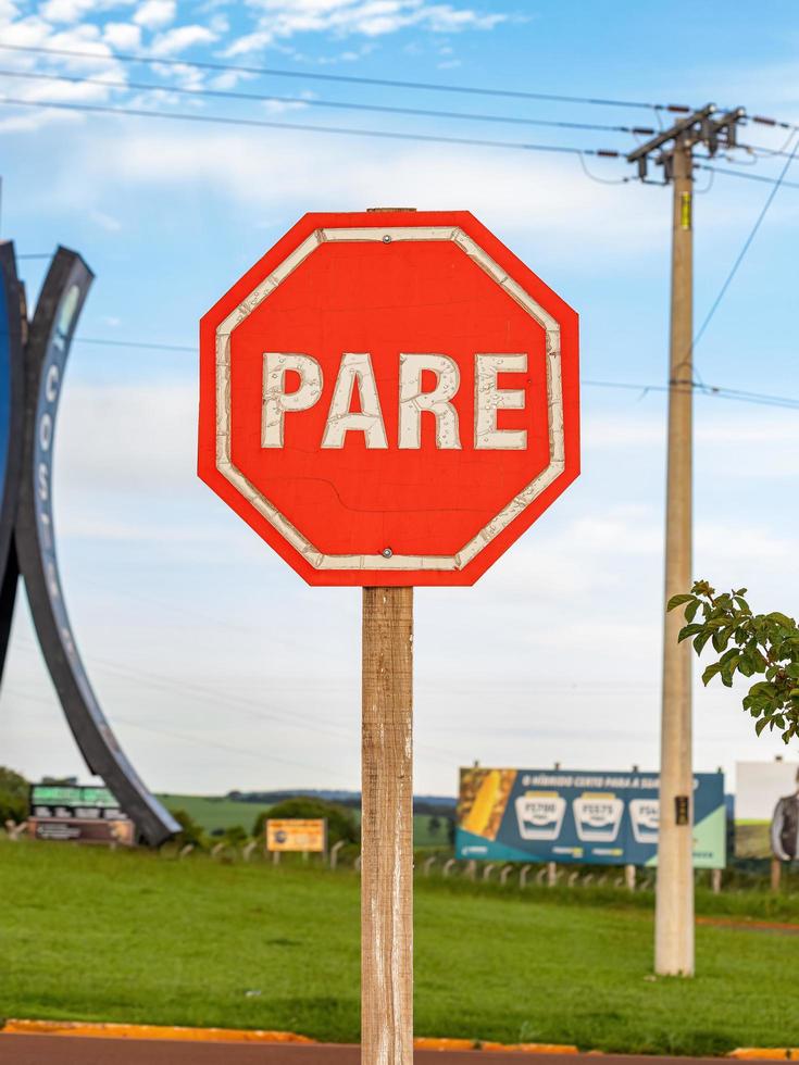 señal de stop de tráfico en portugués foto