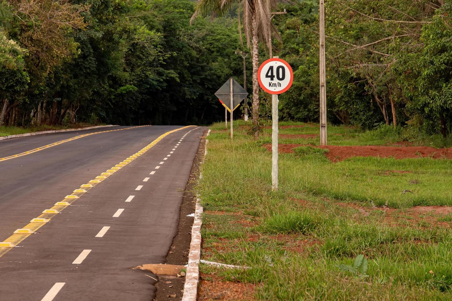 traffic sign indicating a maximum speed of 40 photo