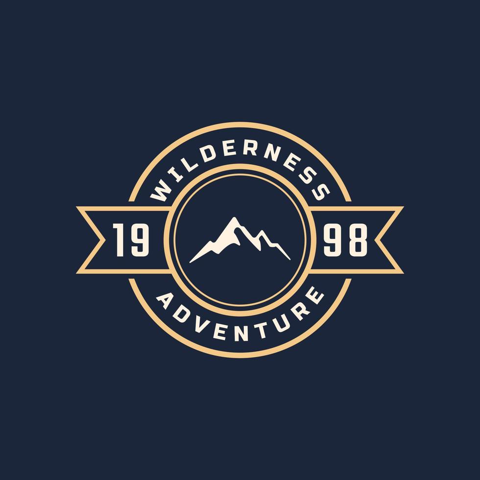 insignia de emblema vintage logotipo de aventura de montaña salvaje con símbolo de hoguera para campamento al aire libre en ilustración de vector de estilo retro