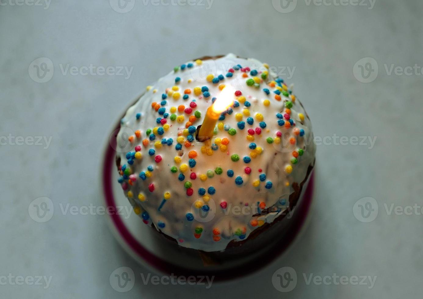 pastel ortodoxo de pascua con glaseado y velas encendidas foto