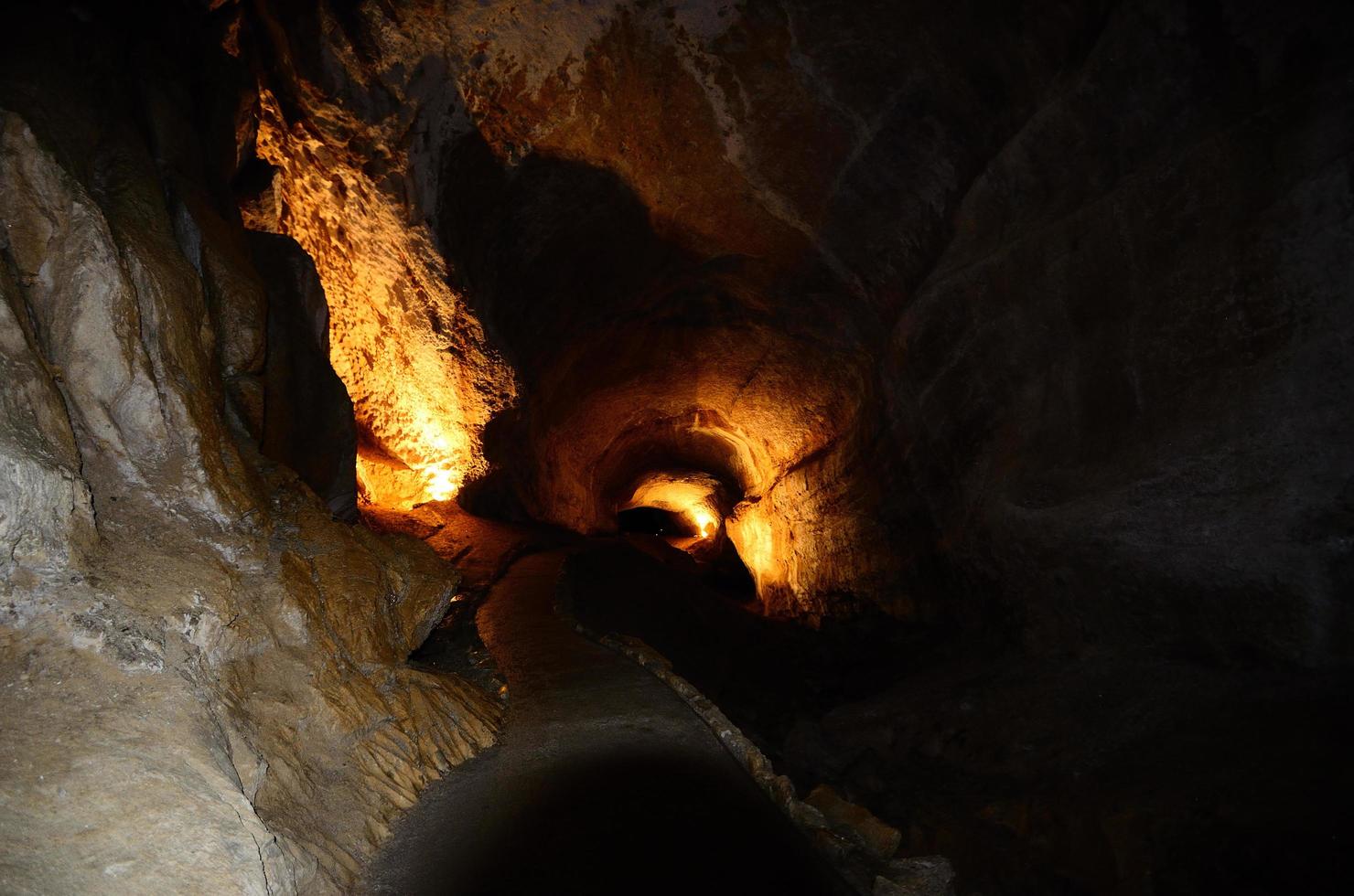 camino a través de la cueva foto