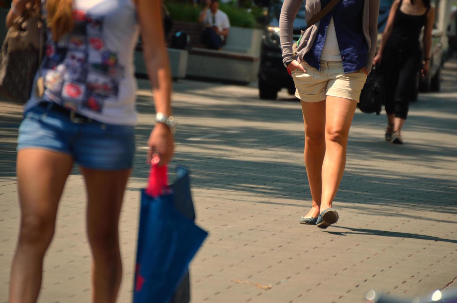 mujeres caminando en el verano en la ciudad foto