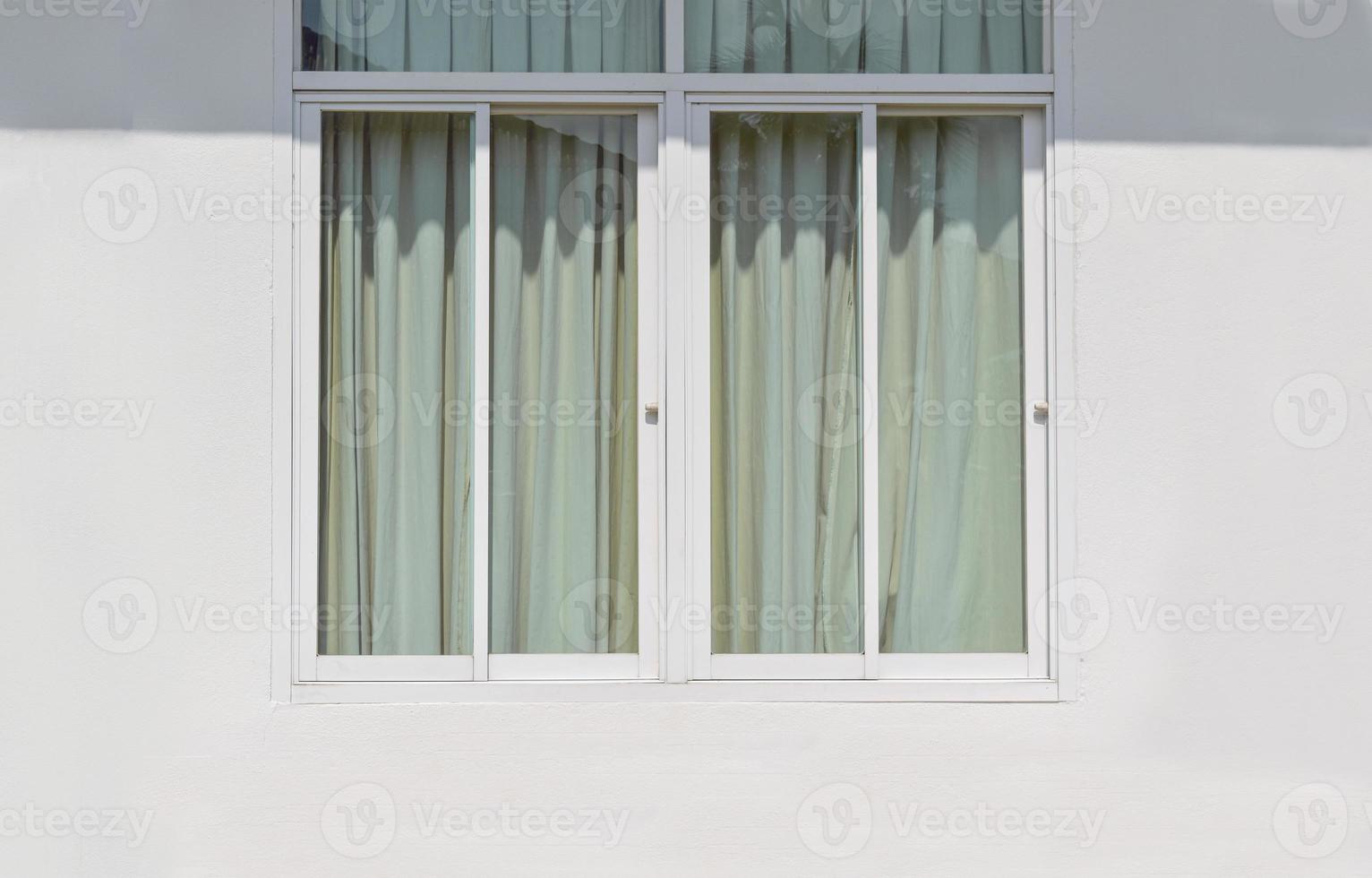 ventanas modernas con cortina de protección de la luz en la pared blanca.  fuera de un apartamento 6274151 Foto de stock en Vecteezy