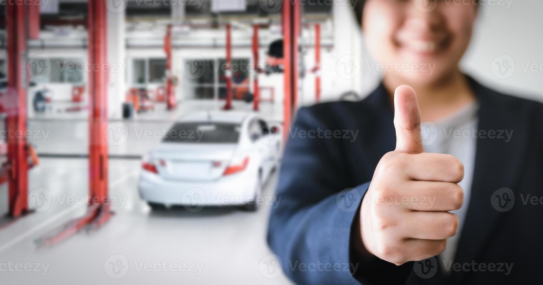 centro de taller de auto servicio y mantenimiento de vehículos, taller mecánico de automóviles y cambio de repuestos. estación de servicios automotrices. reparación y revisión de automóviles comerciales foto