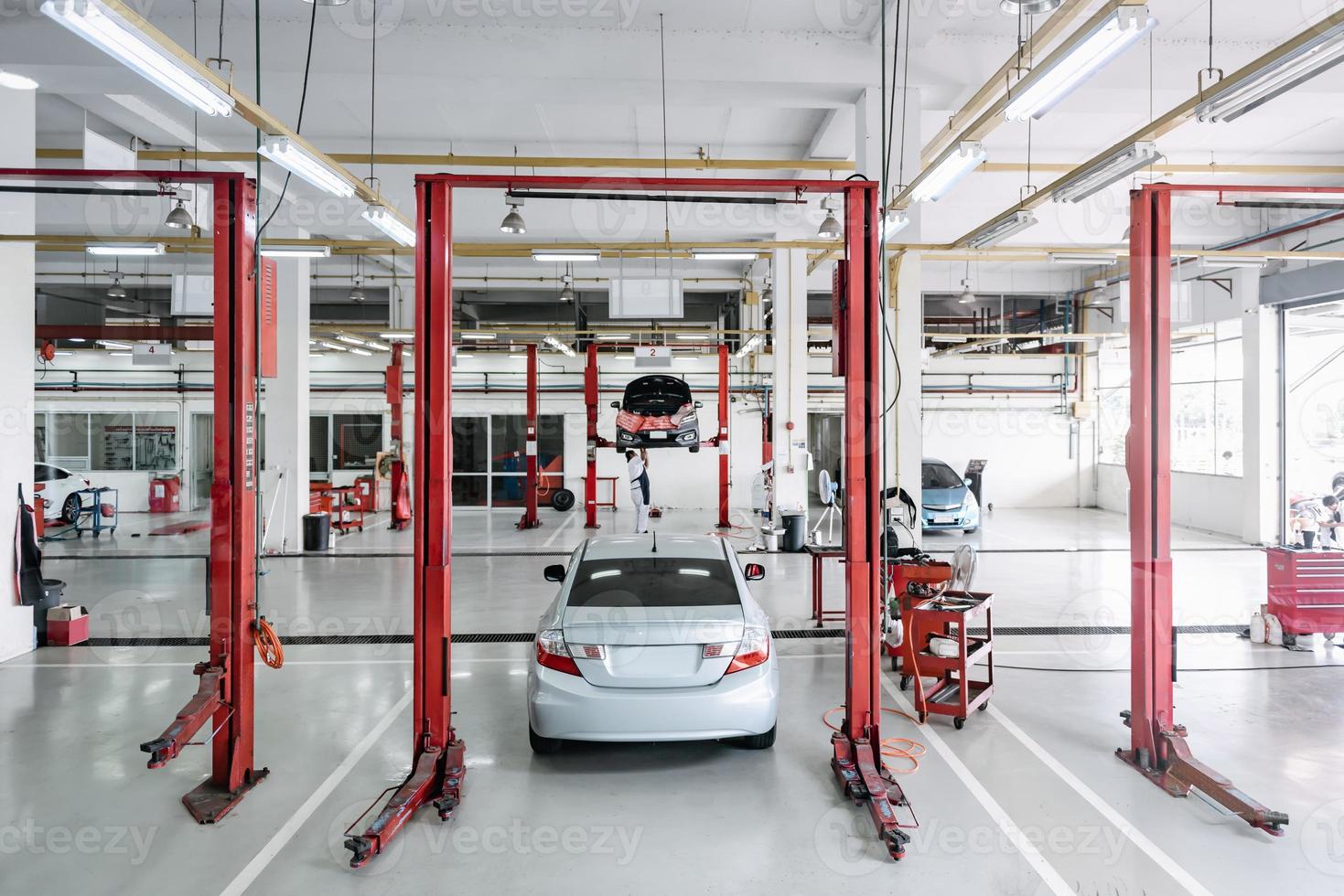 centro de taller de auto servicio y mantenimiento de vehículos, taller mecánico de automóviles y cambio de repuestos. estación de servicios automotrices. reparación y revisión de automóviles comerciales foto