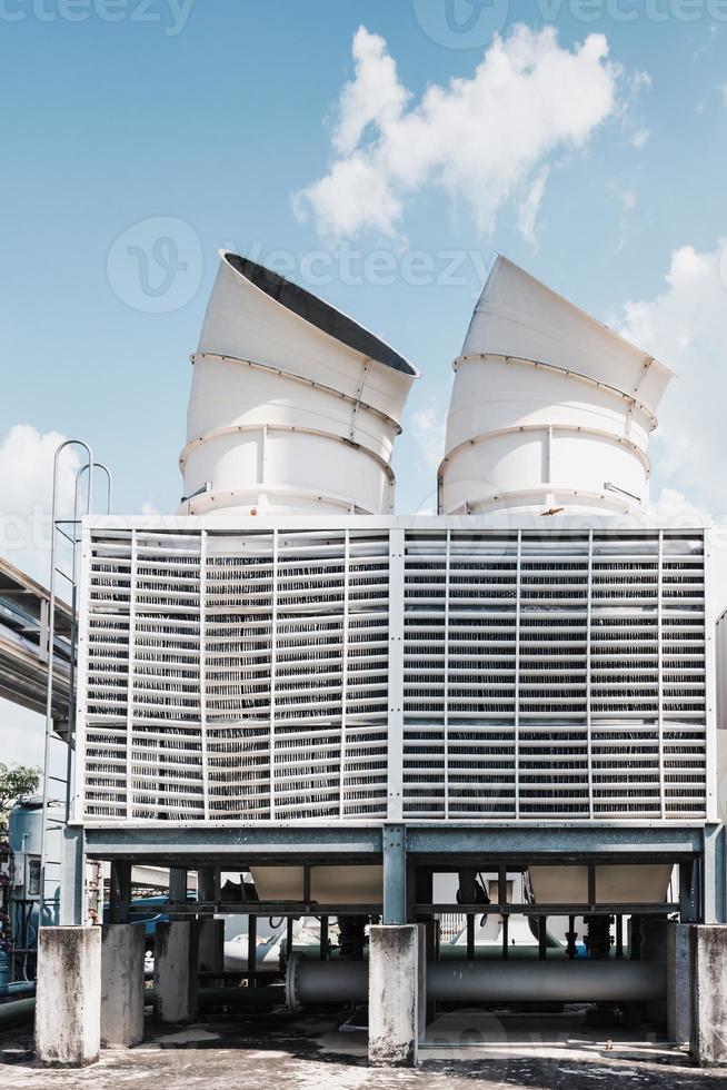 sistema de tuberías de refrigeración de la fábrica de fabricación, torre de máquinas enfriadoras refrigeradas y equipos de tuberías de la industria de fabricación. sistemas de refrigeración hvac y tuberías de acero de distribución. aire acondicionado foto