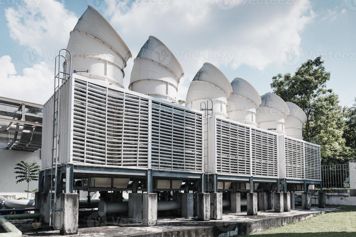 sistema de tuberías de refrigeración de la fábrica de fabricación, torre de máquinas enfriadoras refrigeradas y equipos de tuberías de la industria de fabricación. sistemas de refrigeración hvac y tuberías de acero de distribución. aire acondicionado foto