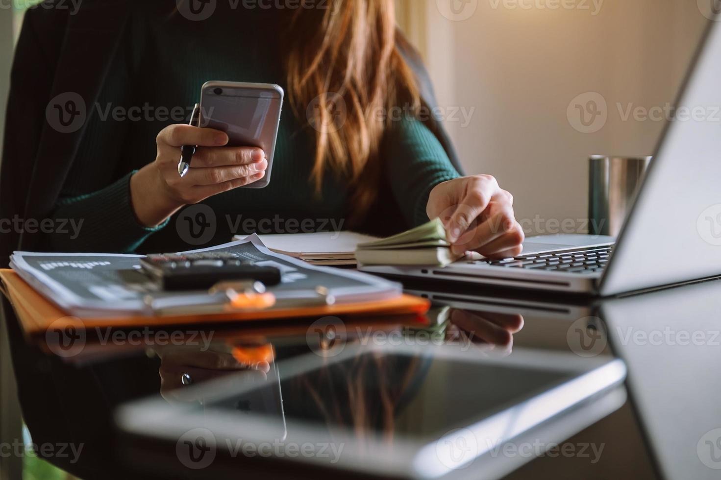 hombre de negocios que usa un teléfono inteligente y una tableta como concepto foto