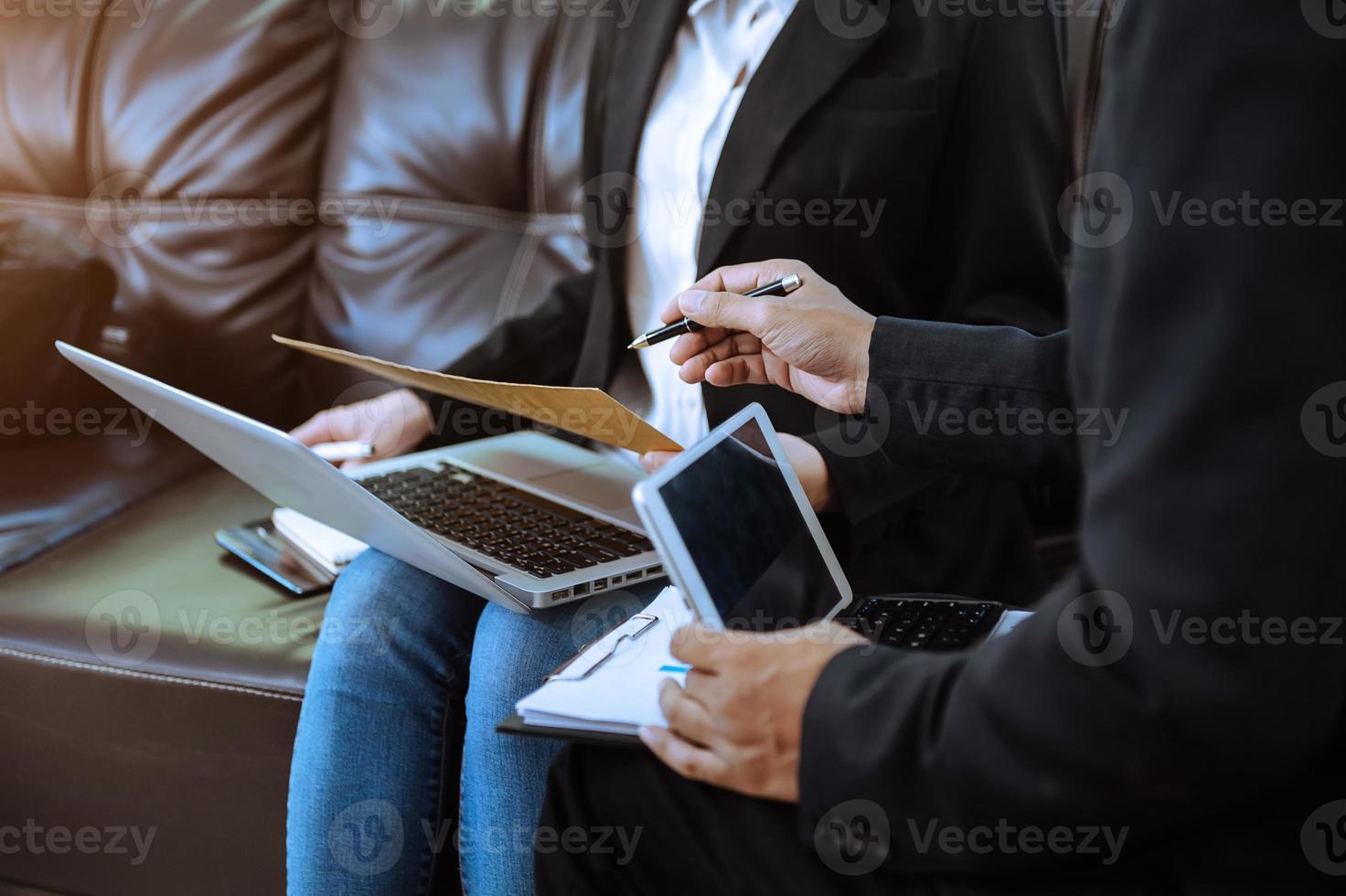 lluvia de ideas del equipo de negocios sobre la reunión para planificar el trabajo del proyecto de inversión y la estrategia de entablar una conversación con el socio y la consulta foto