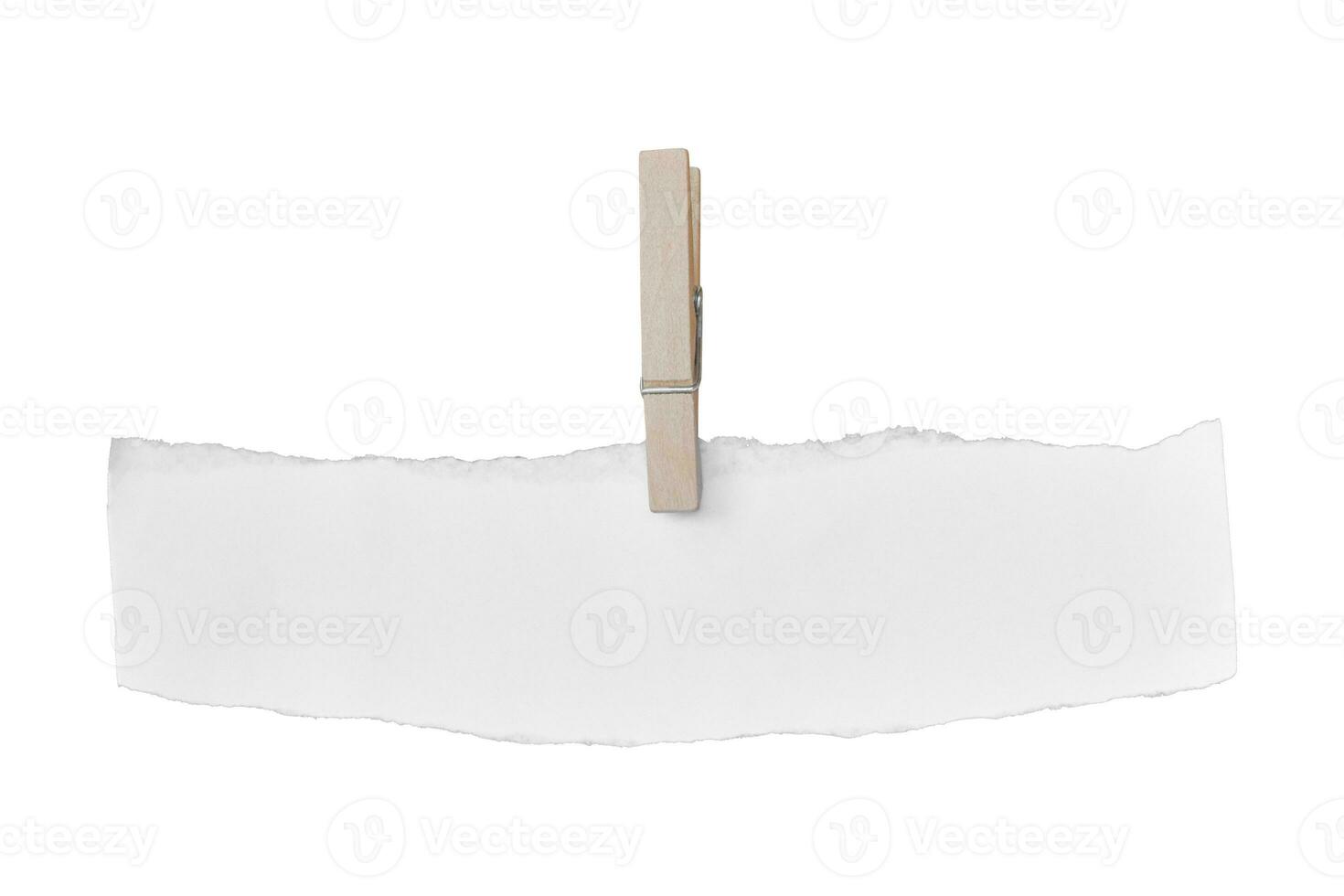 clip de madera y papel blanco rasgado aislado sobre fondo blanco. objeto con trazado de recorte foto