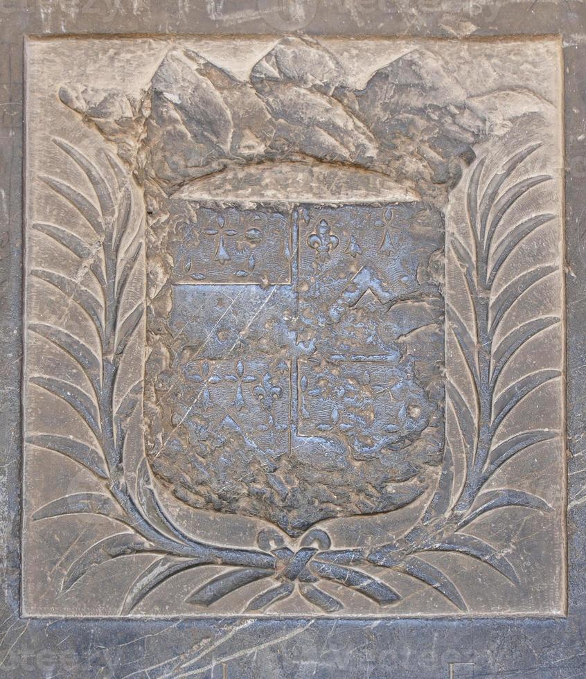 viejo escudo de armas en la pared de la catedral de beziers foto