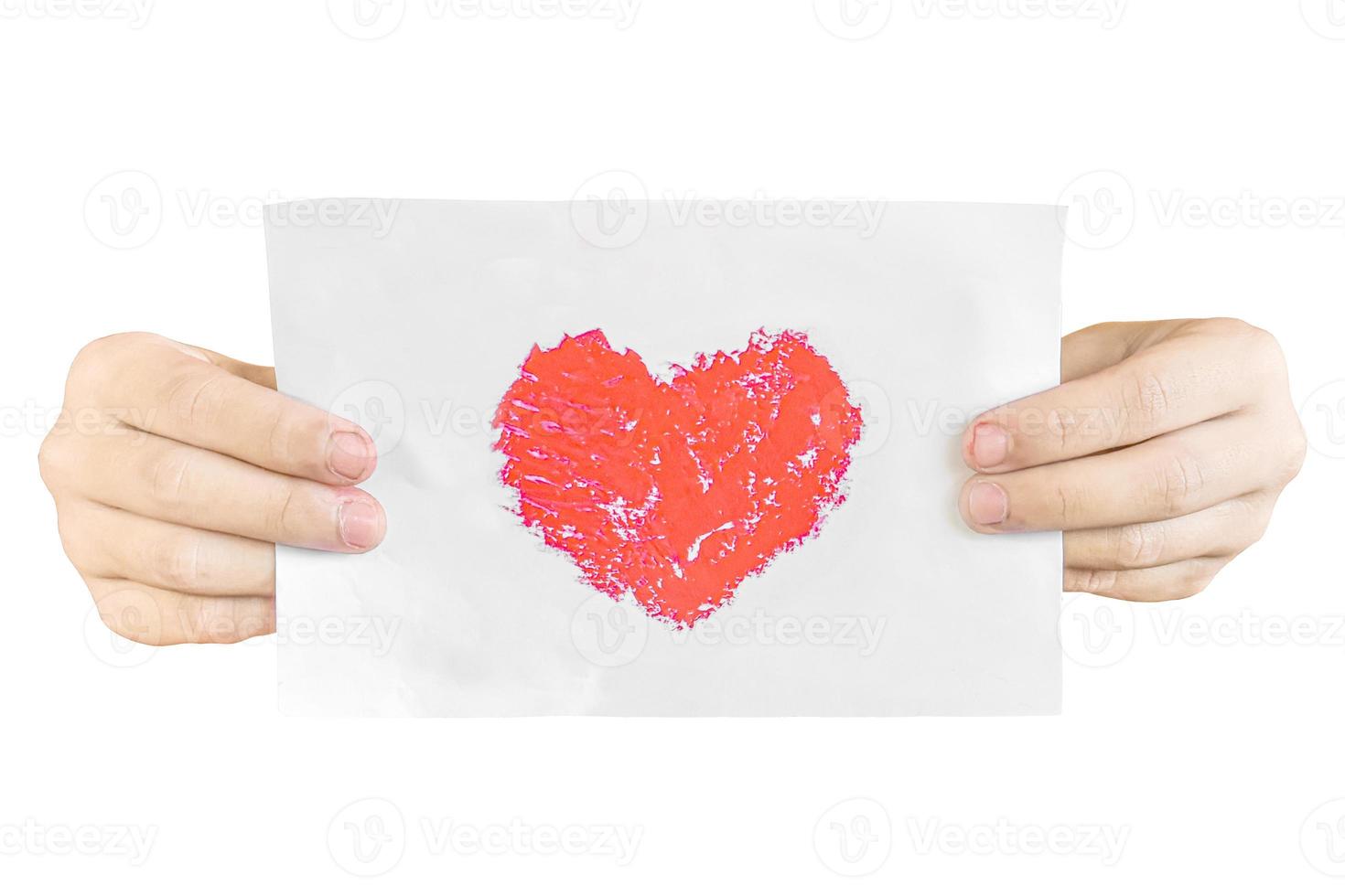 los niños sostienen papel con el dibujo del símbolo del corazón con lápiz labial, aislado en fondo blanco. con trazado de recorte foto