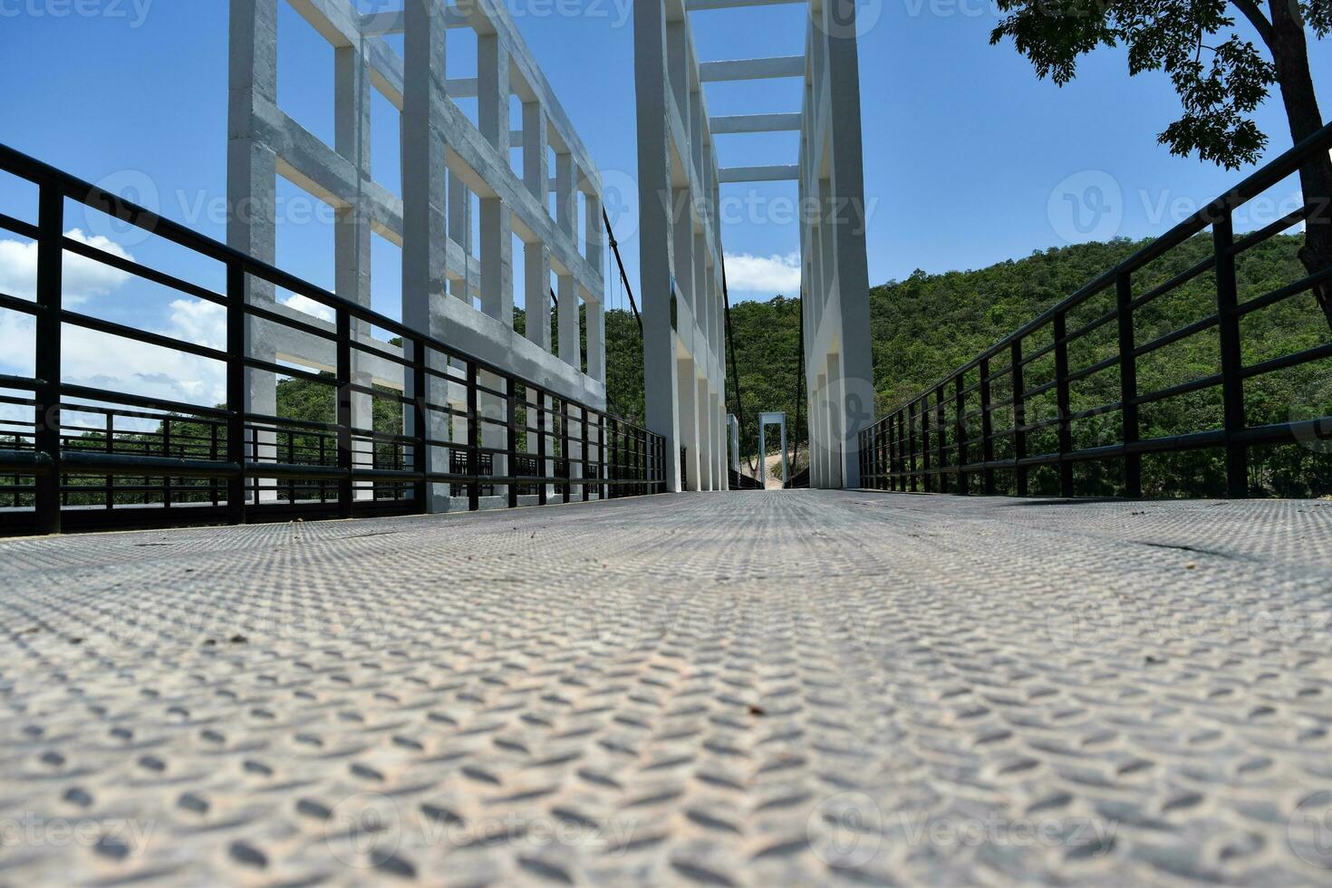 vista de la calle vacía dentro del puente colgante en Tailandia foto