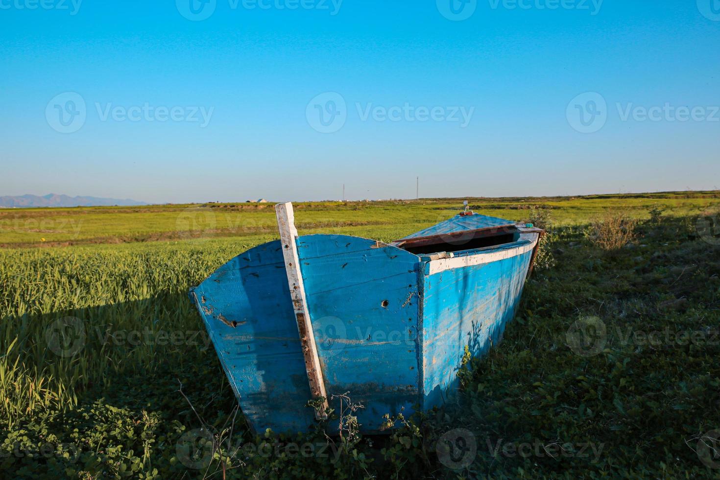 barco sobre hierba verde, presa de mangla, antigua ciudad de mirpur mirpur azad kashmir foto