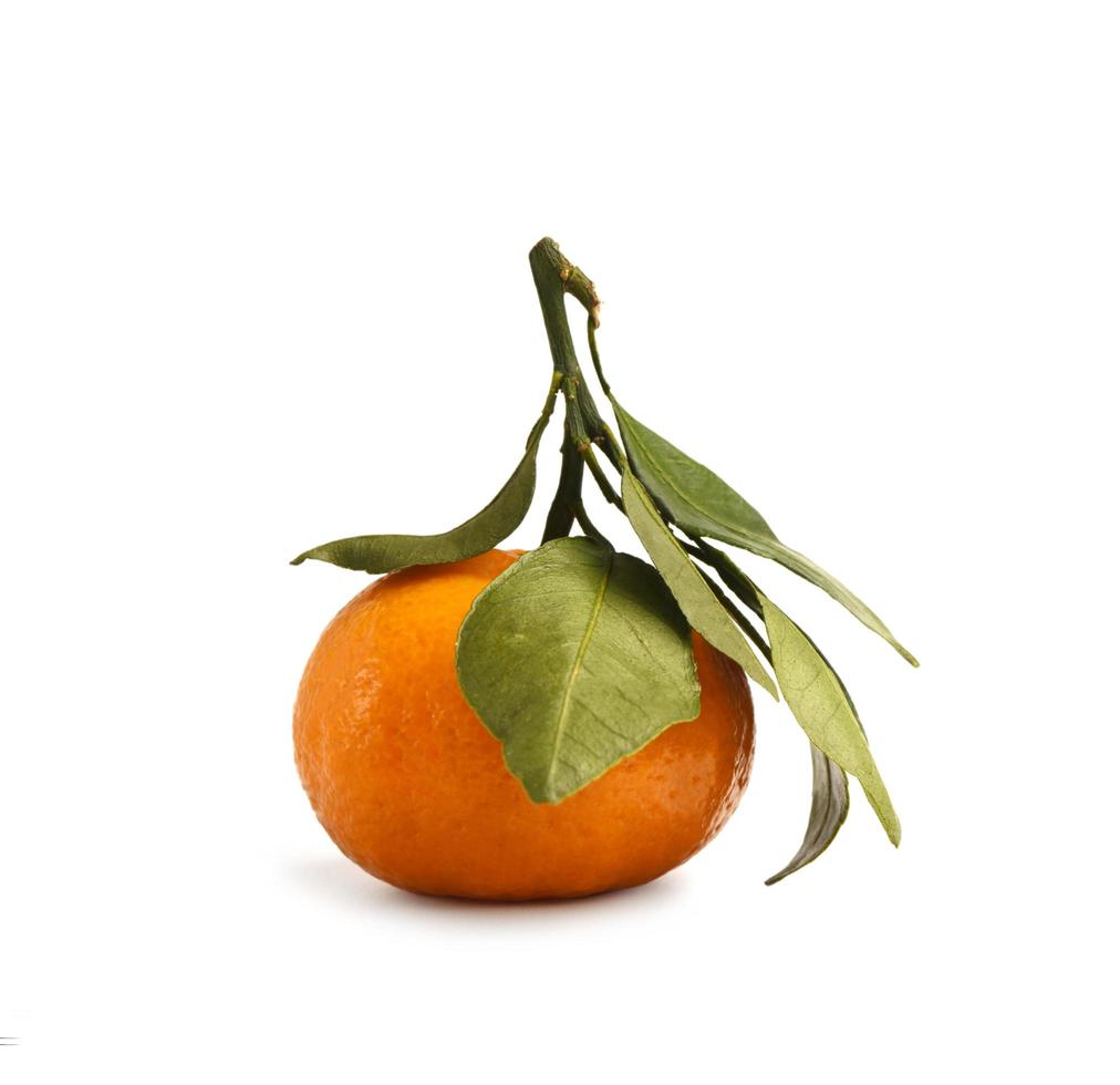 Mandarina mandarina fruta aislado sobre fondo blanco. foto