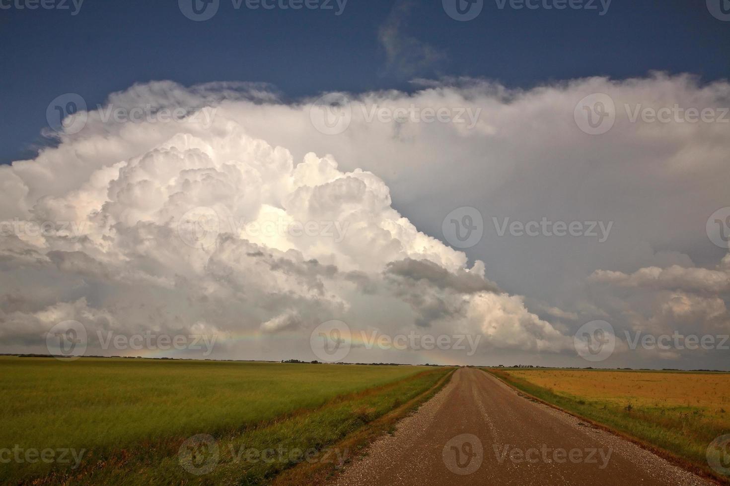 país por carretera con nubes cumuloninumbus en segundo plano. foto