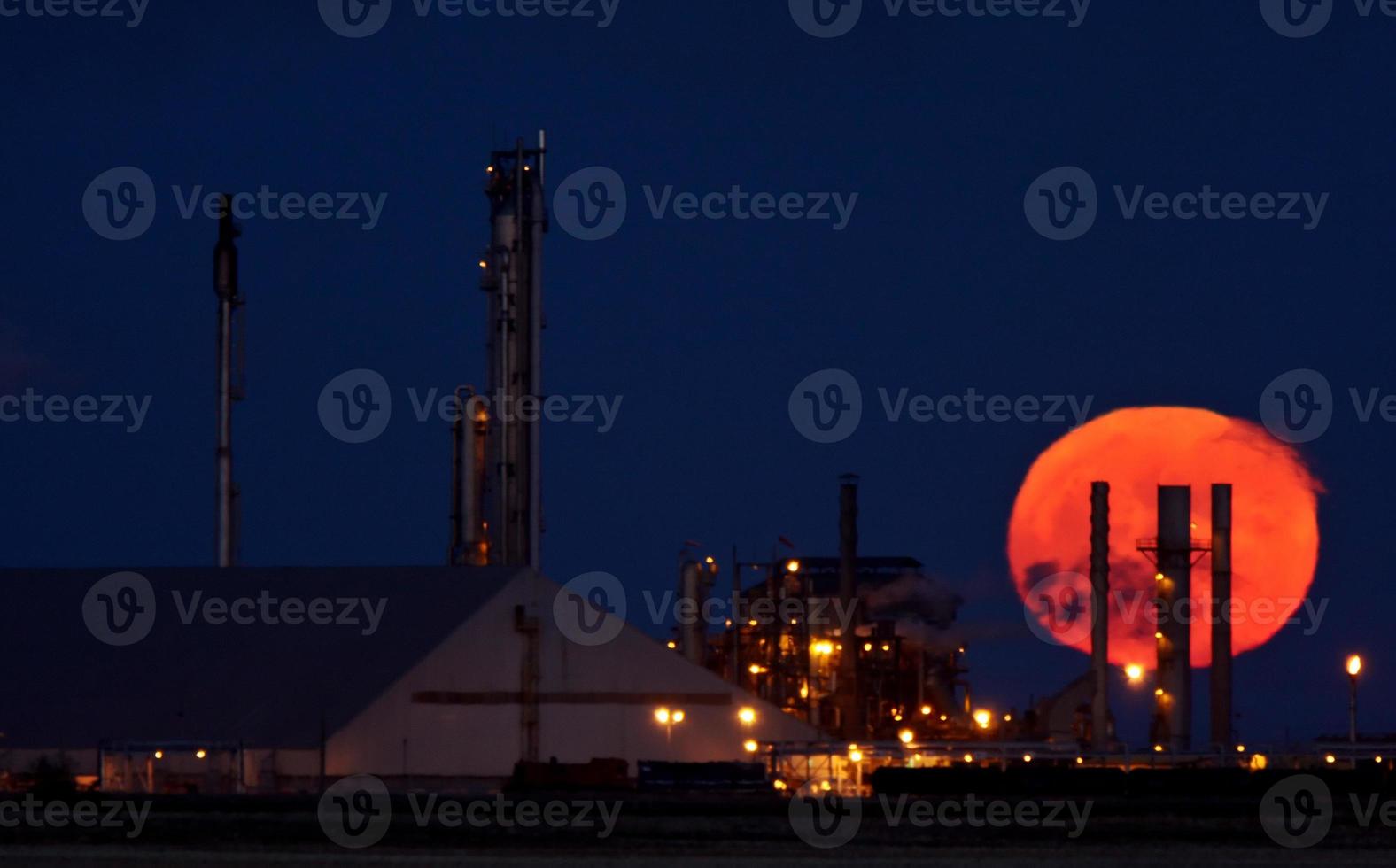 luna llena detrás de la planta de potasa saskferco foto