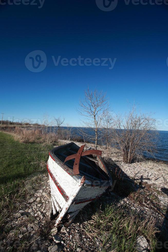 viejo barco de pesca en descomposición en hecla en el lago winnipeg foto