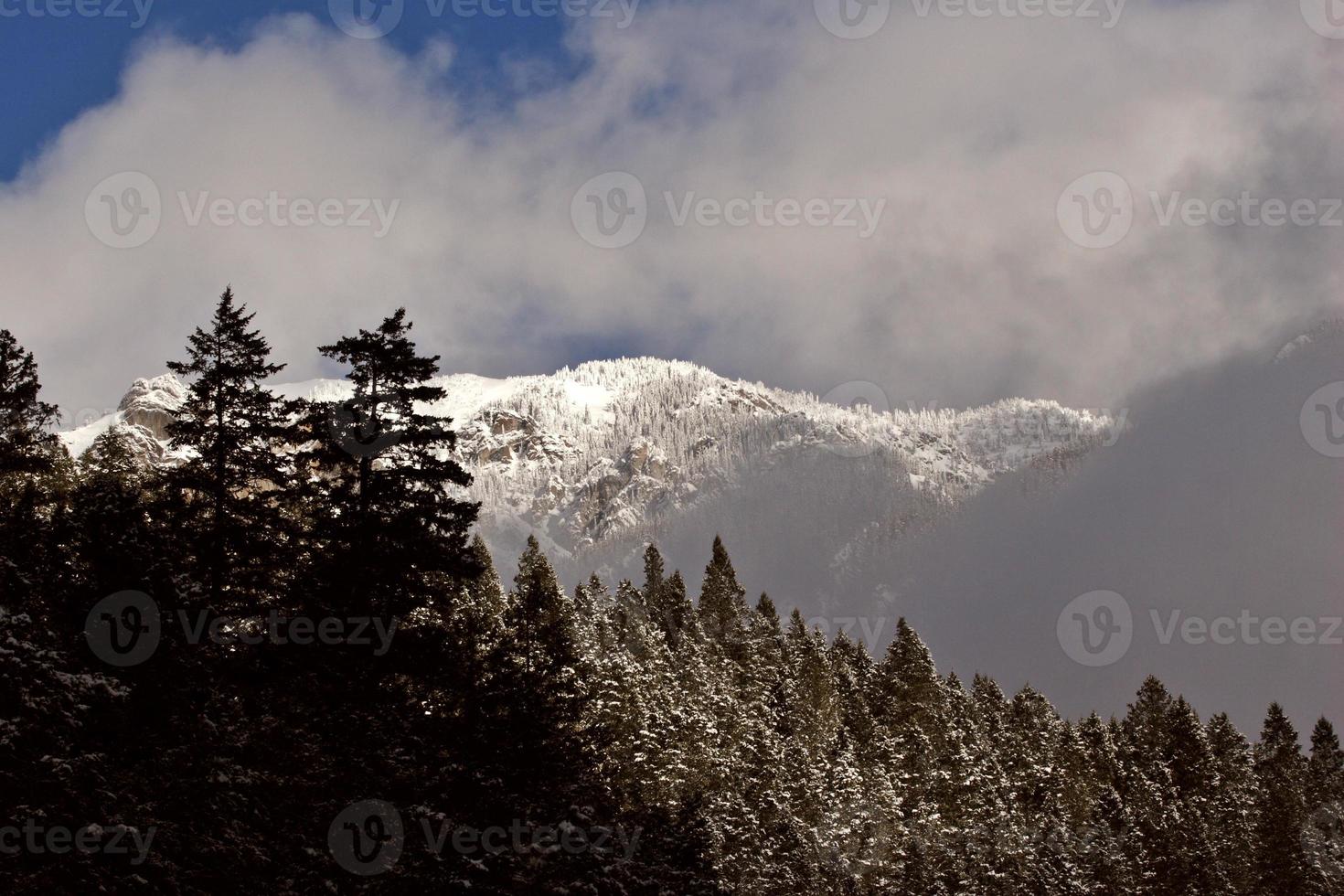 montañas rocosas en invierno foto