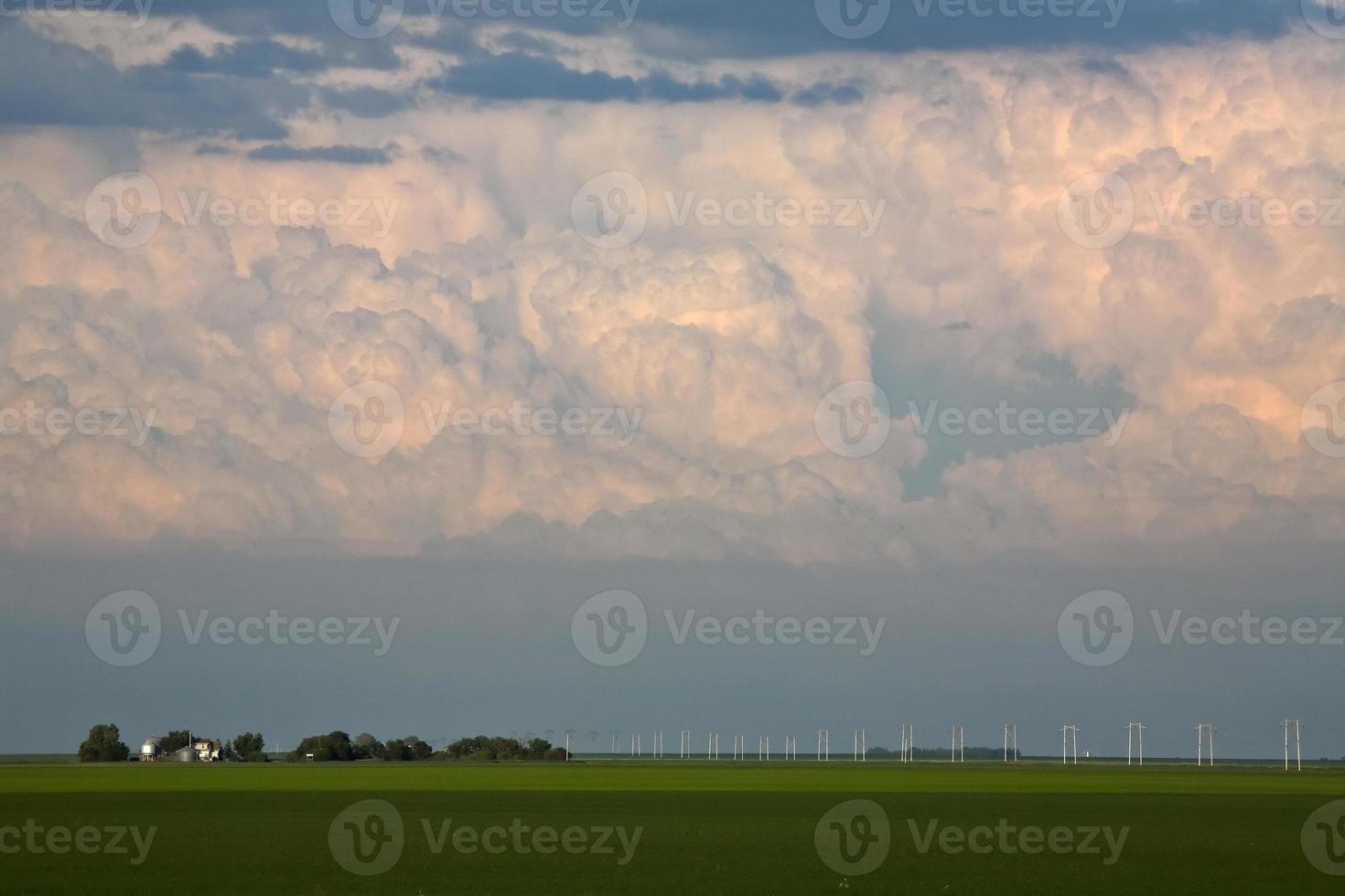 nubes de tormenta construyéndose sobre el campo de saskatchewan foto