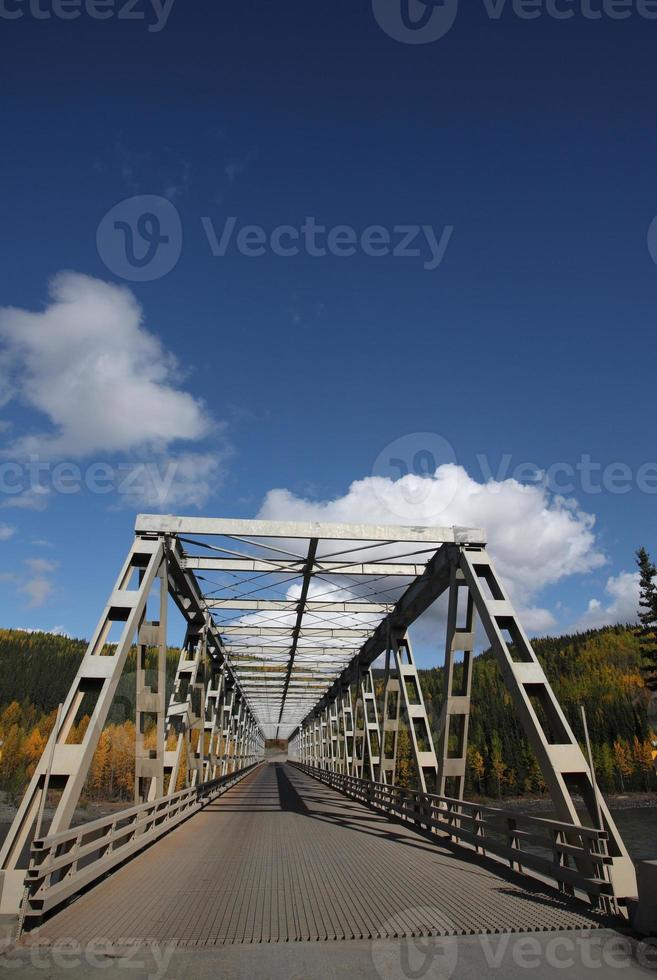 puente del río stikine en columbia británica foto