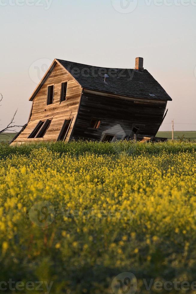 antigua casa de campo desgastada en el pintoresco saskatchewan foto