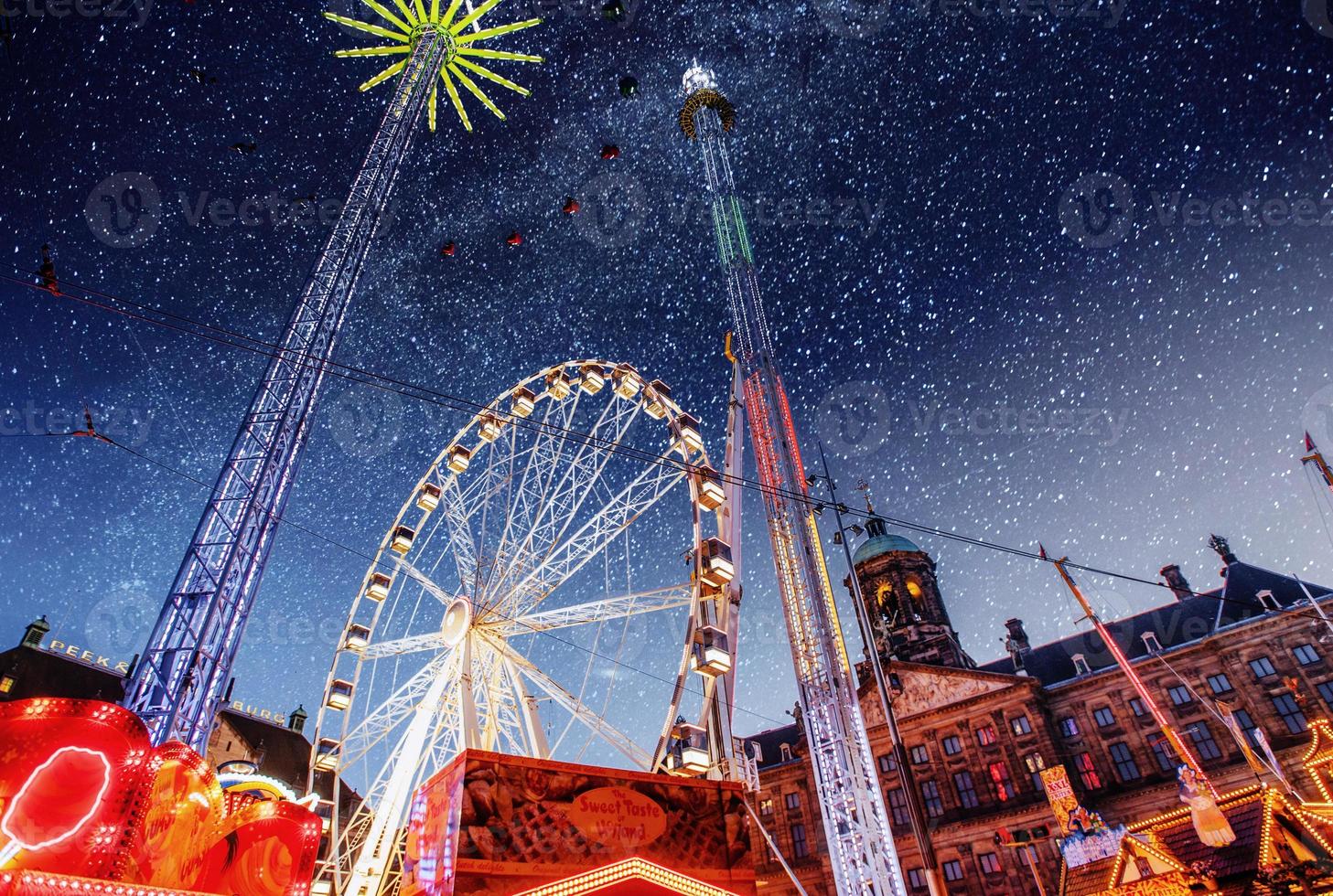 parque de atracciones en el centro de amsterdam por la noche. foto